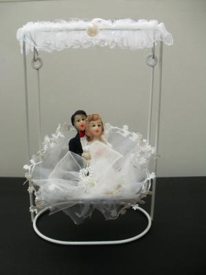  Свадебный сувенир - Жених и невеста на качелях 
