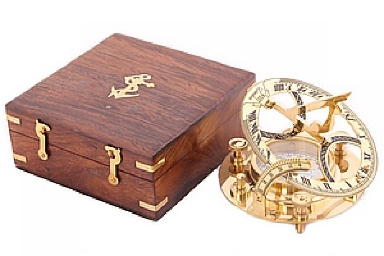 Компас 4,5" с солнечными часами  в деревянном футляре №199