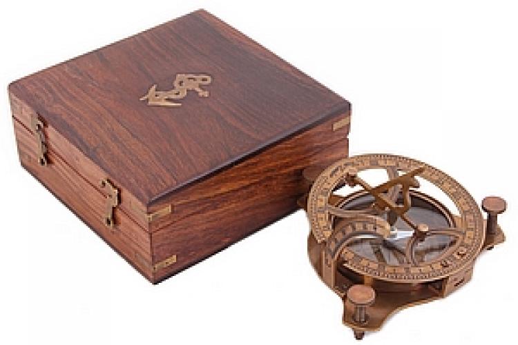 Компас 4" с солнечными часами  в деревянном футляре №61