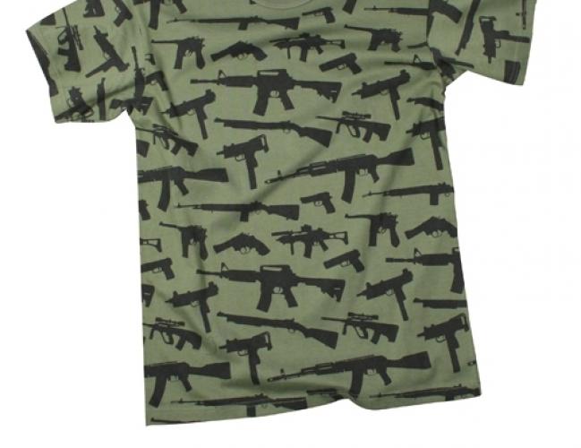 Оливковая футболка MULTI PRINT GUNS  ― магазин нужных товаров у нас есть все playera.ru Тел 8-495-741-86-12 a7418612@yandex.ru  тнп карнавал праздник отдых спорт дом одежда 