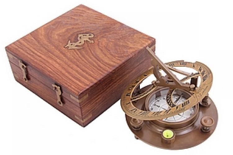 Компас 4,5" с солнечными часами  в деревянном футляре №73