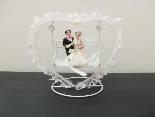  Свадебный сувенир - Жених и невеста на качелях в Сердце 